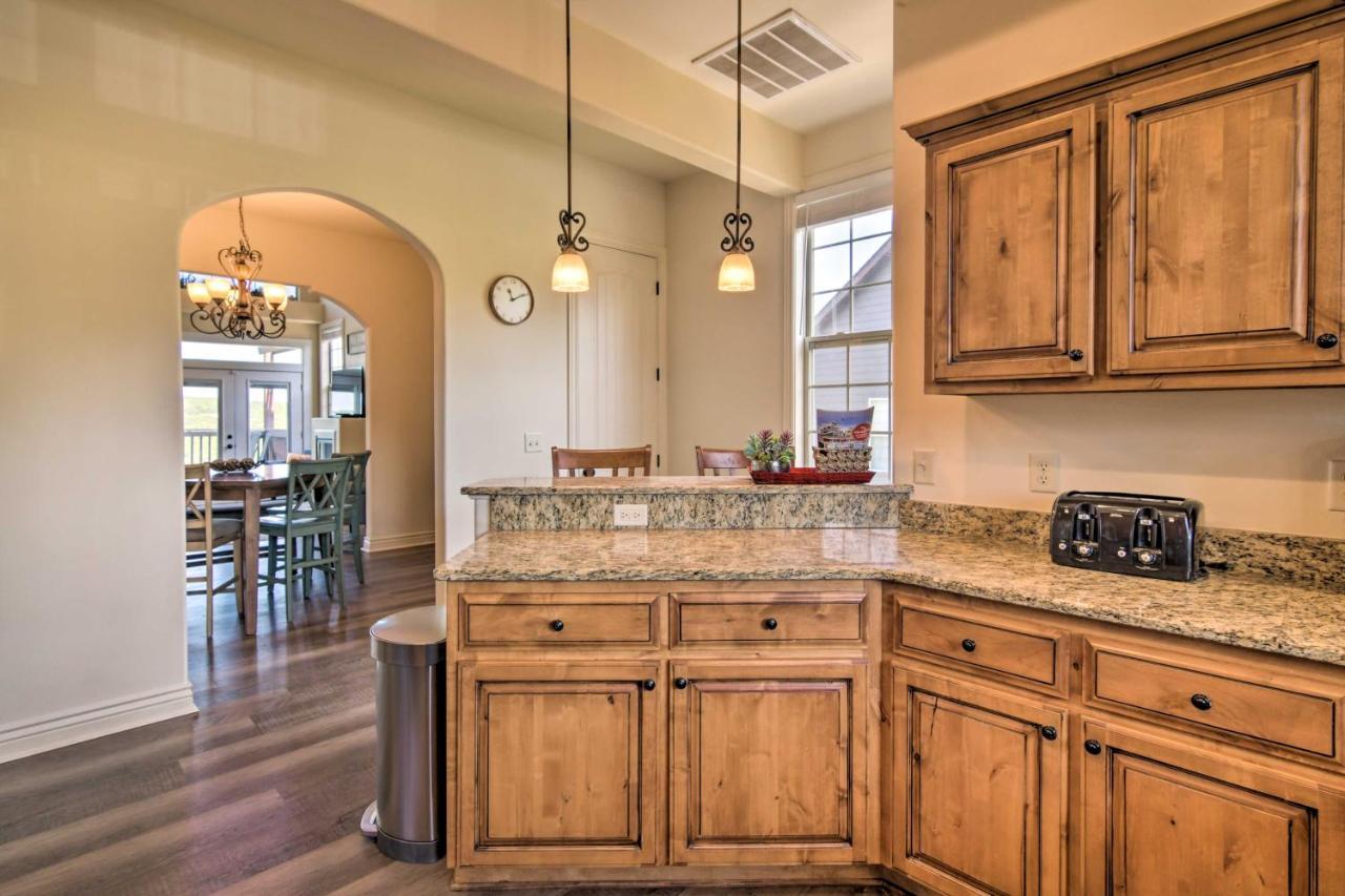 Luxe Branson Retreat With Mtn Views And Pool Access! 아파트 외부 사진